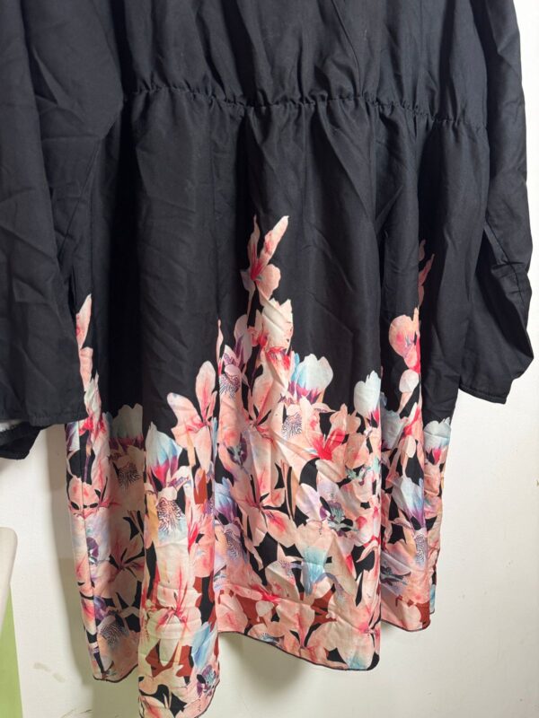 Vestido preto com estampa de flores - Shein - tam 4XL - Image 4
