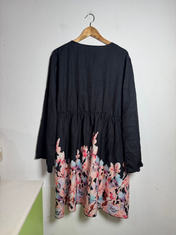 Vestido preto com estampa de flores - Shein - tam 4XL - Image 2