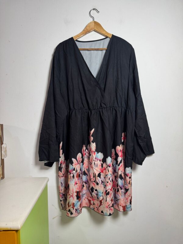 Vestido preto com estampa de flores - Shein - tam 4XL