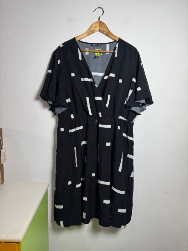 Vestido preto e branco - Shein - 4XL