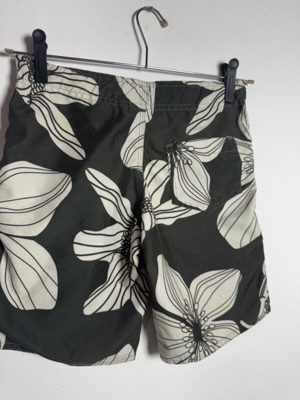 Bermuda estampada flores preto e branca - Mercado Infantil - tam 3 / 4 - Image 3