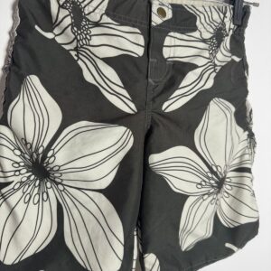 Bermuda estampada flores preto e branca – Mercado Infantil – tam 3 / 4