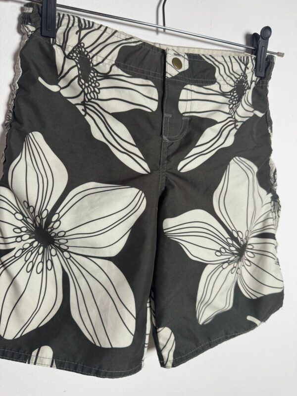 Bermuda estampada flores preto e branca - Mercado Infantil - tam 3 / 4 - Image 2