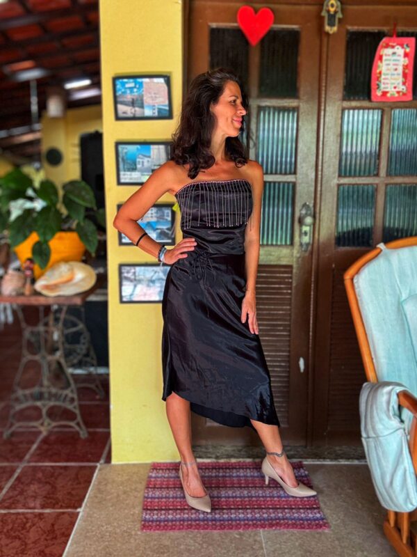 Conjunto preto com top e saia com detalhes - Caos - tam U