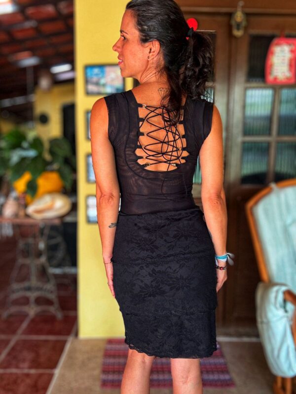 Vestido de renda preto com destalhe dourado - Paula Melo - tam M - Image 2