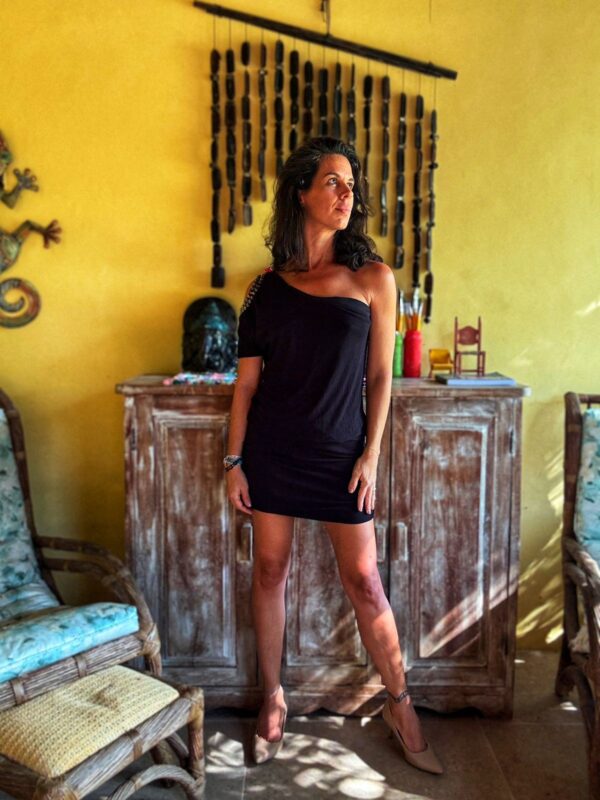 Vestido preto um ombro e detalhe prateado - tam P - Image 4
