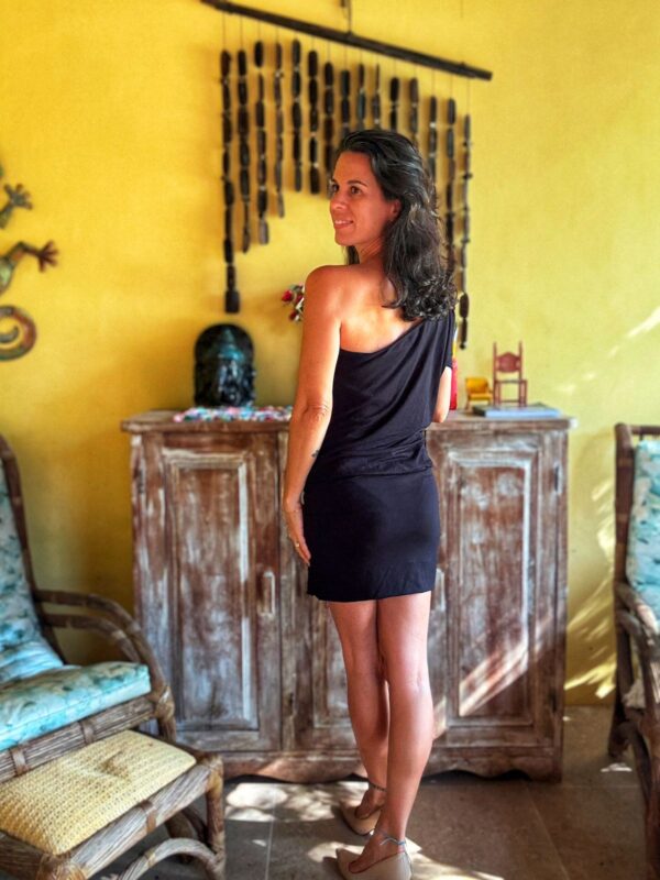 Vestido preto um ombro e detalhe prateado - tam P - Image 2