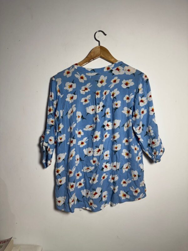 Blusa floral azul claro com mangas 3/4 - Open Up - tam M - Image 2