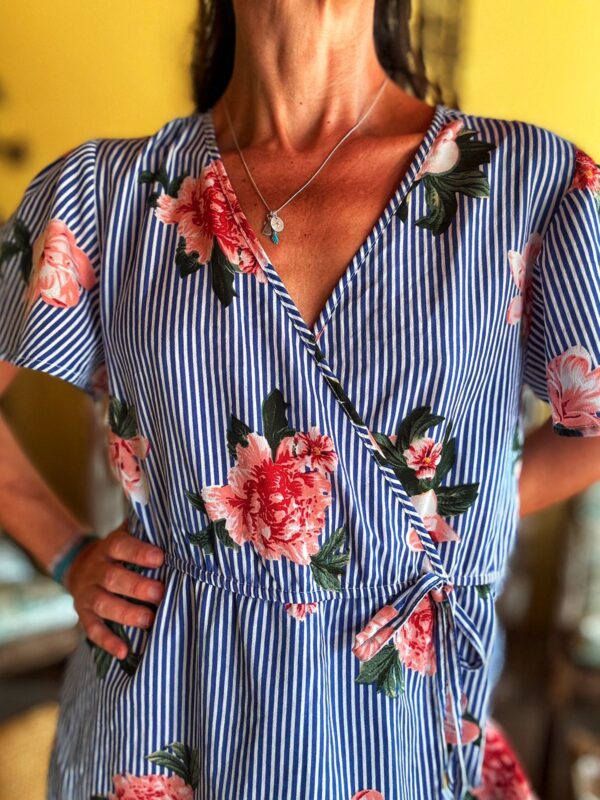 Vestido transpassado listrado azul e flores - Speed Control - tam G - Image 3