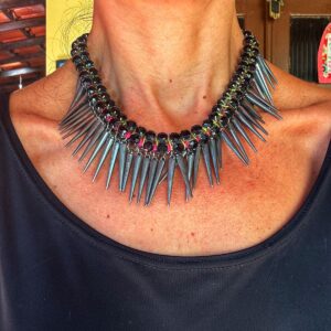 Colar prateado e pedras