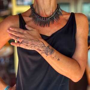 Colar prateado e pedras