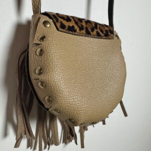 Bolsa animal print com franjas