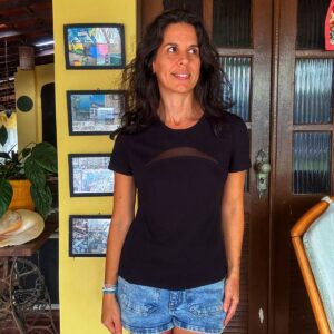 Camisa preta com detalhe vazado – tam P