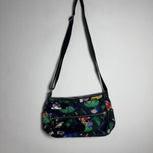 Bolsa preta com estampa colorida de macaquinhos