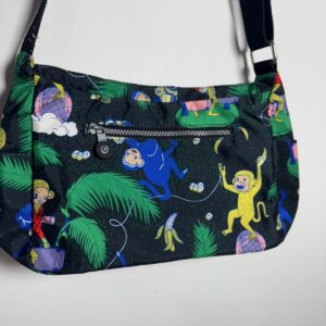 Bolsa preta com estampa colorida de macaquinhos