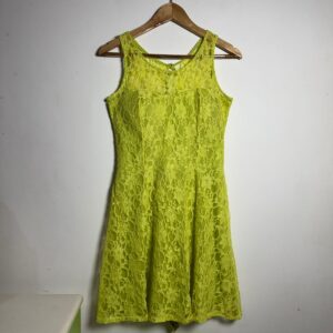 Vestido verde limão com renda e bojo – tam M