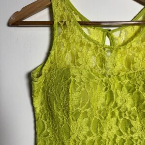 Vestido verde limão com renda e bojo – tam M