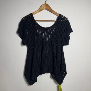 Blusa preta com tecido vazado com furos – tam G