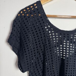 Blusa preta com tecido vazado com furos – tam G