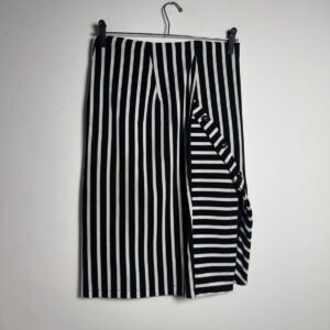 Saia listrada preto e branca com botões presos – Daskim Fashion – tam G