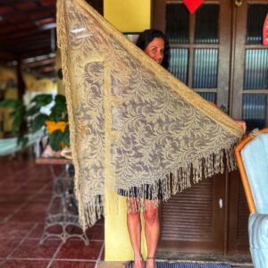 Lenço dourado com franjas