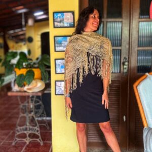 Lenço dourado com franjas