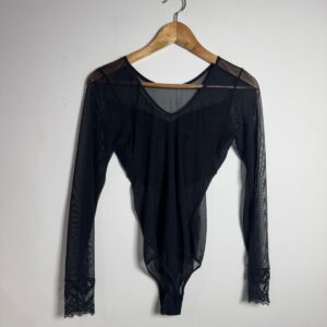 Body preto com transparência e detalhes de renda – tam M