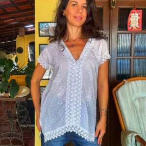 Camisa/Beca branca com bordados – tam M