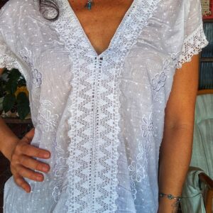 Camisa/Beca branca com bordados – tam M