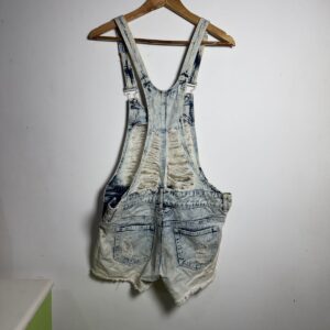 Macacão / Jardineira jeans rasgado destroyed – tam P