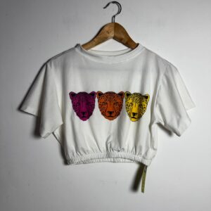 Cropped branco com estampa de onças – tam M