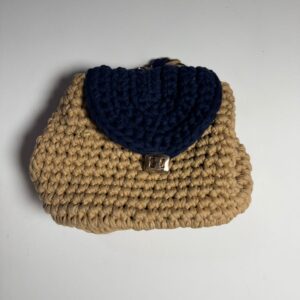 Bolsa de crochê bege e azul