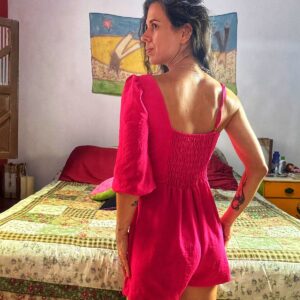 Vestido pink com bojo e uma manga bufante – tam M