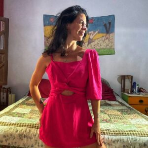 Vestido pink com bojo e uma manga bufante - tam M