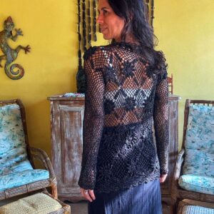 Sobreposição preta com brilho e botões – tam M