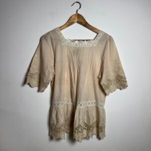 Camisa nude com bordado e renda – Antix – tam M