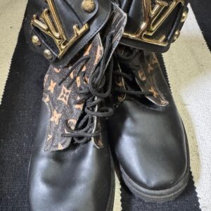 Bota / coturno preta com detalhe dourado – Louis Vuitton – 38