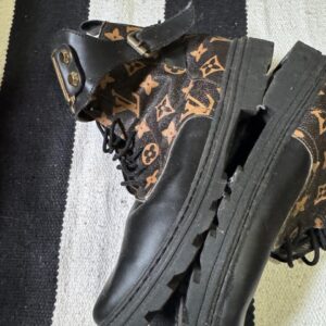 Bota / coturno preta com detalhe dourado – Louis Vuitton – 38