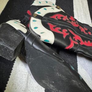 Bota de couro com bordados vermelhos – Carmem Steffens – tam 38/40