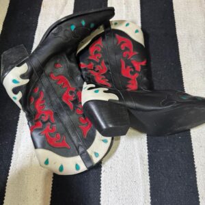 Bota de couro com bordados vermelhos – Carmem Steffens – tam 38/40