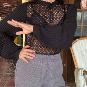 Camisa preta de manga compridacom renda e transparente – tam 38