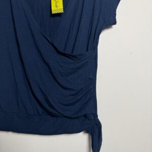 Blusa transpassada com nó lateral azul marinho – Vestire – tam P / M