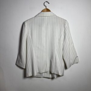 Blazer branco com listras pretas – Drama – tam 46