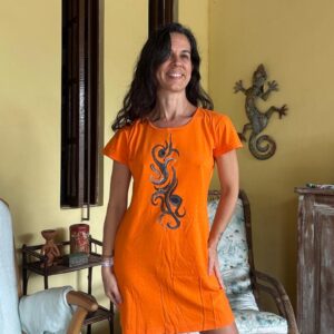 Vestido Camiseta Laranja com Arte Tribal – tam M