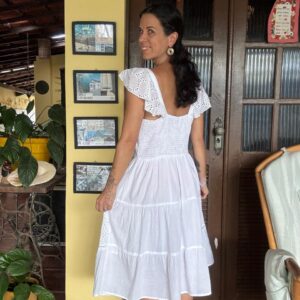 Vestido Midi branco com bordado – Paras Indias – tam M