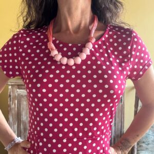 Colar artesanal rosa com esferas e cordão