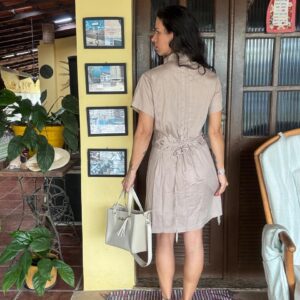 Vestido estilo chemise bege com botões – tam M