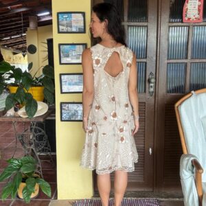 Vestido bege com flores bordadas – tam G