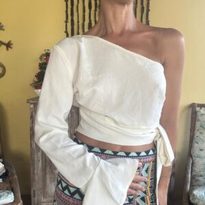 Blusa cropped um ombro só off-white com manga flare – Shein – tam M