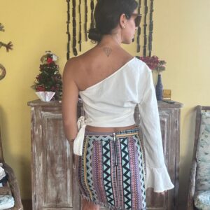 Blusa cropped um ombro só off-white com manga flare – Shein – tam M